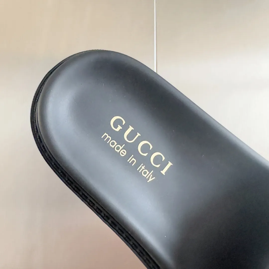 [G Home] Men's Men's Shoes💰:300💰Size:38-45 GUCC Gucci Original Order Quality 🆕2024Gucci Gucci Summer New Style Double G Presbyopia Flip-flops Cross Sandals Thick Sole Slippers Beach Shoes Original Purchase and Development Production G family's 2024 new summer dark horse items, fashion bloggers at home and abroad have put on the show, and it has become popular on social platforms at home and abroad. Fashionistas must pay for it, and they spend a lot of money to create ingenious craftsmanship and accurately restore every detail. Exquisite packaging at the delivery counter🛍📦 ▪️ Fabric: Original imported double G presbyopic leather ▪️ Lining: Original imported leather ▪️ Sole: Original open molded T men's shoes 💰U outsole ▪️ Bottom thickness: 3CM